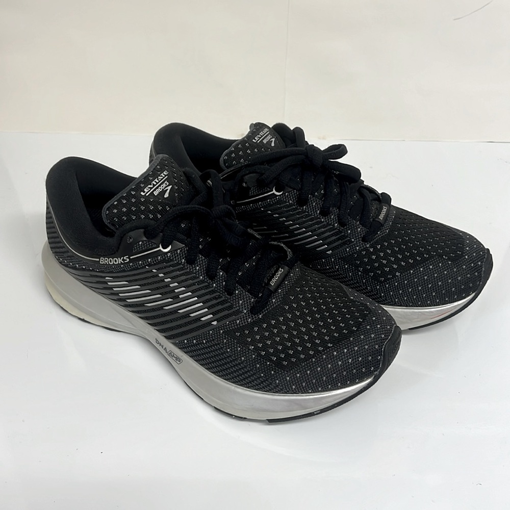 Brooks Levitate size 6.5